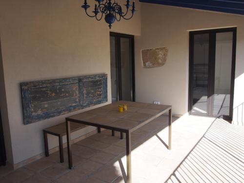 a dining room with a table and a chandelier at Plaça Major 17 2n 2a Apartament al centre de Banyoles in Banyoles