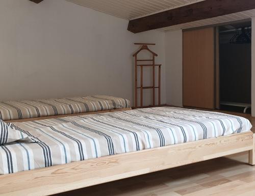 une chambre avec deux lits dans une pièce dans l'établissement Les vagues bleues, à La Ciotat