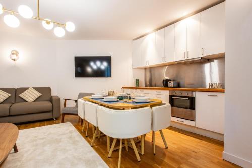 une cuisine et un salon avec une table et des chaises dans l'établissement Wonderful home in PARIS, à Paris