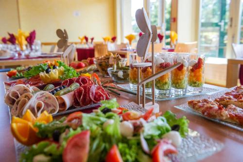 una mesa con un montón de diferentes tipos de comida en Evasion Tonique, en Villers-le-Lac