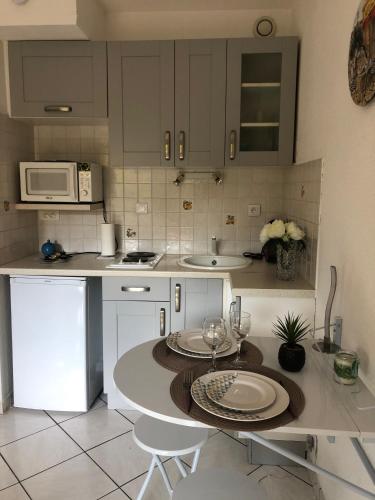 - une cuisine avec une table et deux chaises dans l'établissement Cannes center, à Cannes