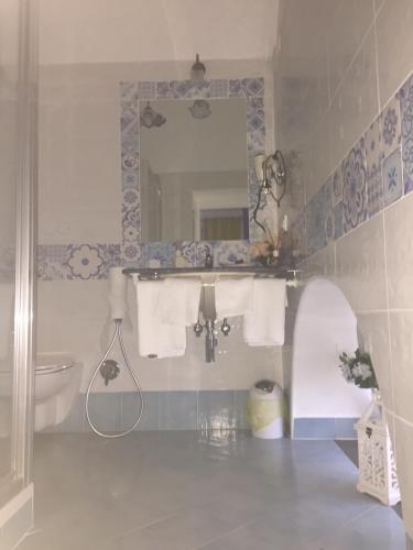 Et badeværelse på Sorrento Penthouse Suites