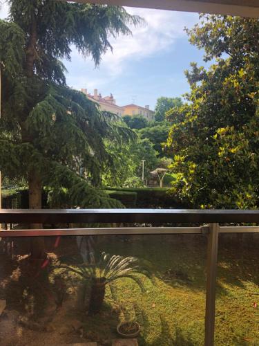 Blick auf den Garten aus dem Fenster in der Unterkunft Cannes center in Cannes