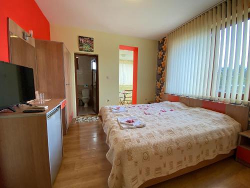Ένα ή περισσότερα κρεβάτια σε δωμάτιο στο Family Hotel Kavrakovi