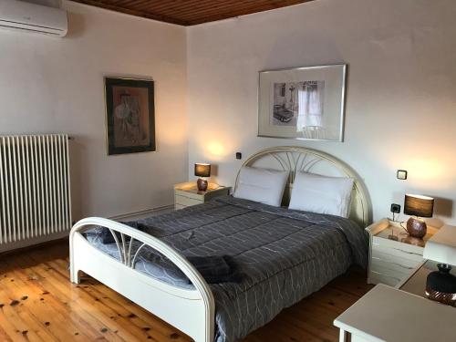 um quarto com uma cama grande num quarto em Sarakinas Farm House em Kalabaka