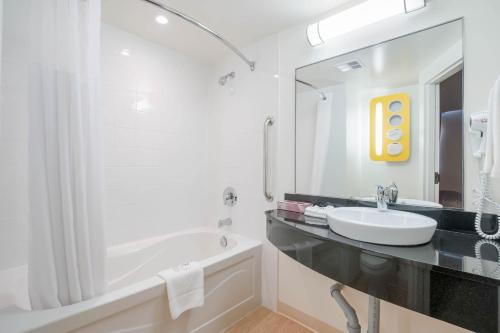 Motel 6-Kingston, ON