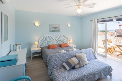 ein Schlafzimmer mit einem Bett und einem Sofa sowie eine Terrasse in der Unterkunft Mariners (3) - Bright and stylish apartment - 2 minute walk to the beach in Luz