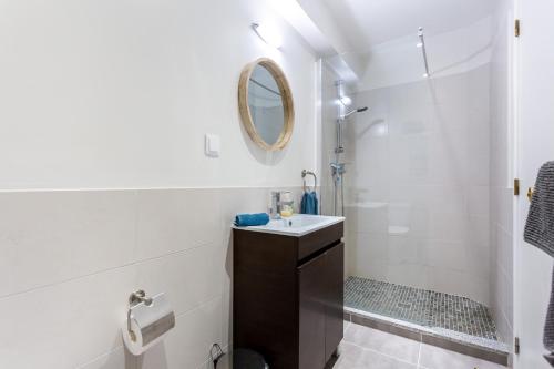 ein Bad mit einem Waschbecken und einer Dusche in der Unterkunft Mariners (3) - Bright and stylish apartment - 2 minute walk to the beach in Luz