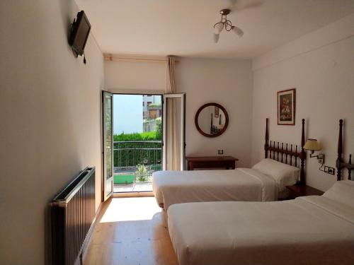 En eller flere senger på et rom på Hostal Pirineos Meliz