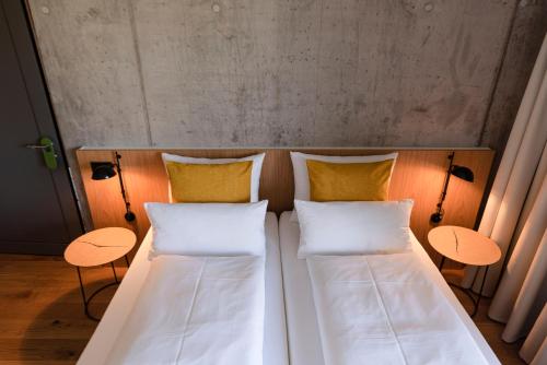 Postel nebo postele na pokoji v ubytování Sternen Bohlingen Aparthotel