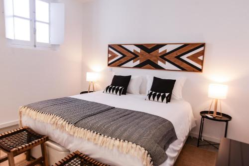 um quarto com uma cama grande e 2 almofadas em Casa dos Castelos em Évora