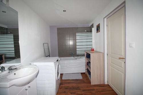 une salle de bain avec un lavabo, une baignoire et des toilettes dans l'établissement la fere du siècle, à La Fère