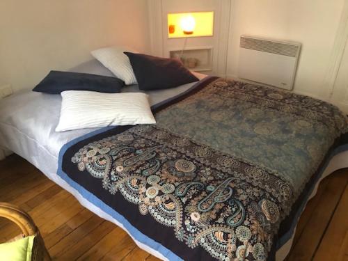um quarto com uma cama grande e um cobertor em Appartement Opéra Paris em Paris