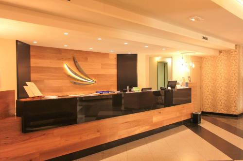 eine Lobby mit einer Rezeption in einem Gebäude in der Unterkunft Best Western Mirage Hotel Fiera in Paderno Dugnano
