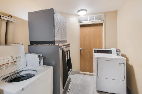 a kitchen with a washing machine and a washer at Red Carpet Inn-Indian Head in Indian Head