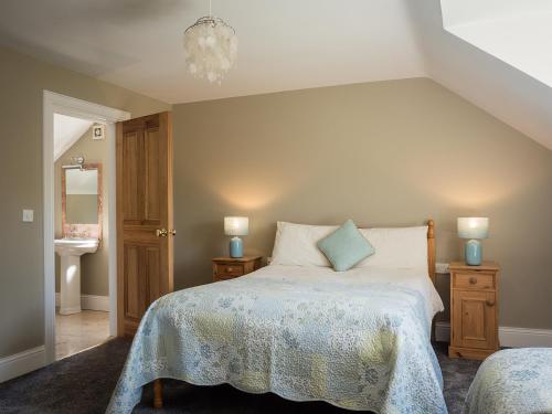 Llit o llits en una habitació de The Gatehouse at Mullans Bay