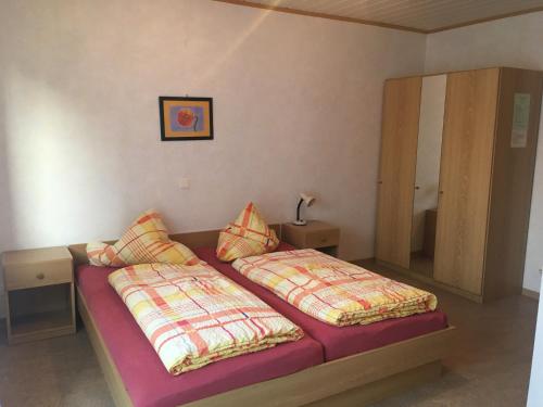 1 Schlafzimmer mit 2 Betten und einem Schrank in der Unterkunft Oranienblick in Gückingen