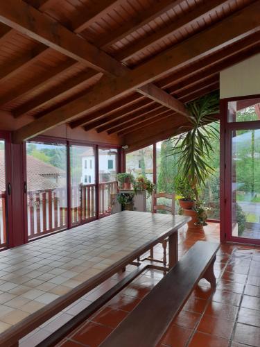 Photo de la galerie de l'établissement appartement à l'étage, à Saint-Jean-le-Vieux