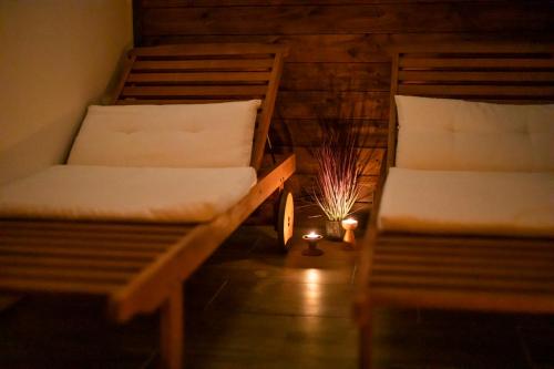 two beds in a room with a candle between them at Penzion u Vichu in Červená Voda