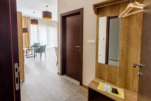 un corridoio con porta in legno e sala da pranzo di Annona Apartments a Bečej