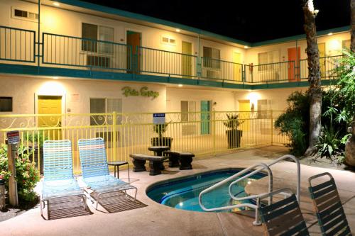 Bazén v ubytování Adara Palm Springs nebo v jeho okolí