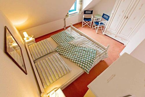 - une vue aérienne sur une chambre avec 2 lits et une table dans l'établissement Ferienhaussiedlung Strandperlen Weidenhof 8b (Typ V), à Wustrow