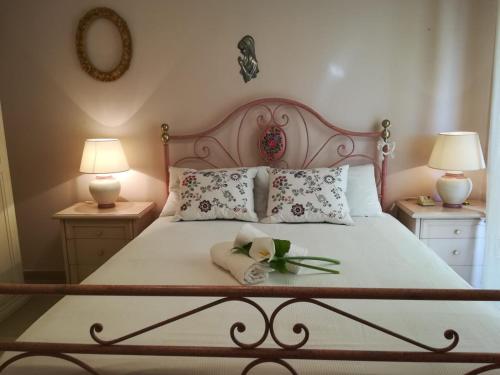 łóżko z dwoma lampami i kwiatem w obiekcie A CASA DI TATI w mieście Civitanova Marche