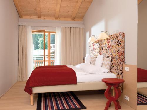 a bedroom with a large bed and a window at Ferienwohnungen am Travel Charme Bergresort Werfenweng in Werfenweng