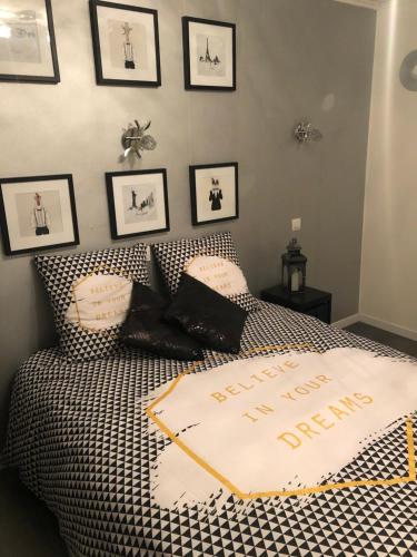 um quarto com uma cama com uma placa em Auberge des platanes em Villevocance