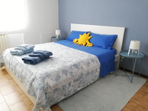 een slaapkamer met een bed met blauwe lakens en een gele ster erop bij Appartamento Ivrea Centro - Sito UNESCO in Ivrea