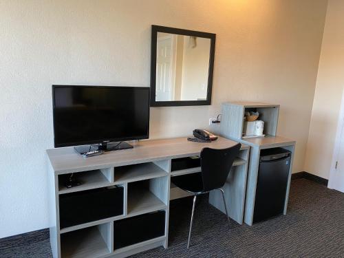 Super 8 by Wyndham Montereyにあるテレビまたはエンターテインメントセンター
