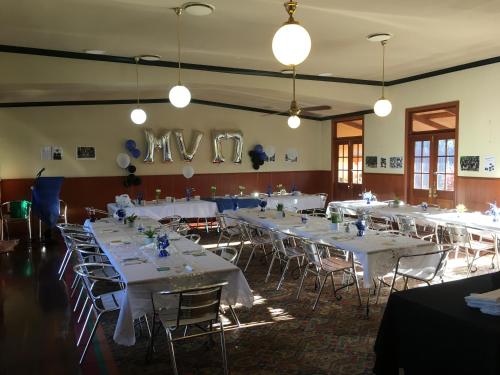 - une salle de banquet avec des tables blanches, des chaises et des lumières dans l'établissement Bororen Hotel Motel, à Bororen