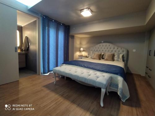 Key for Kiato House-Modern Loft design tesisinde bir odada yatak veya yataklar