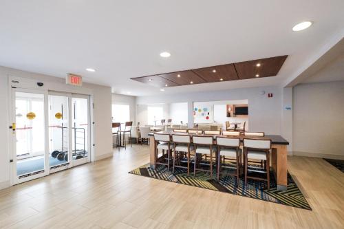 a dining room with a table and chairs at Holiday Inn Express Alpharetta - Roswell by IHG in Alpharetta