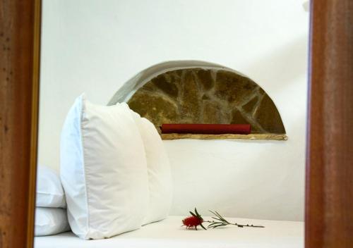 a white pillow sitting on top of a shelf at Cerro Da Fontinha in São Teotónio