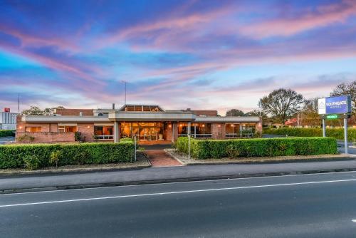 un edificio al costado de una carretera en Southgate Motel, en Mount Gambier