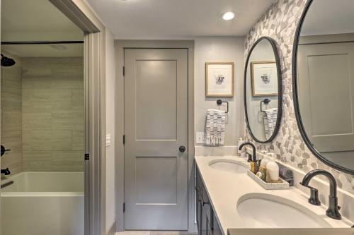 łazienka z dwiema umywalkami i lustrem w obiekcie Hot Tub and Ski Shuttle Access Keystone Condo! w mieście Keystone