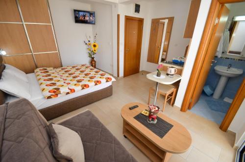 Posteľ alebo postele v izbe v ubytovaní Apartments Ivanović