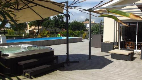 Villa de 5 chambres avec piscine privee jacuzzi et wifi a Ares a 1 km de la plage