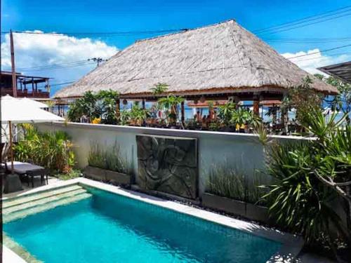 una piscina frente a una casa en Villa Agung, en Nusa Lembongan