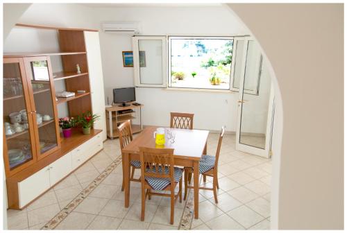 a kitchen and dining room with a table and chairs at Appartamenti Corciulo in Salve