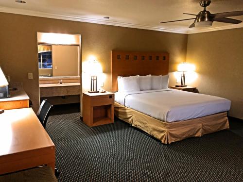 Habitación de hotel con cama grande y baño. en Lake Point Lodge, en Clearlake Oaks