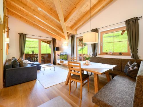 uma sala de estar com uma mesa e um sofá em Appartment Sattlerhof em Mutters