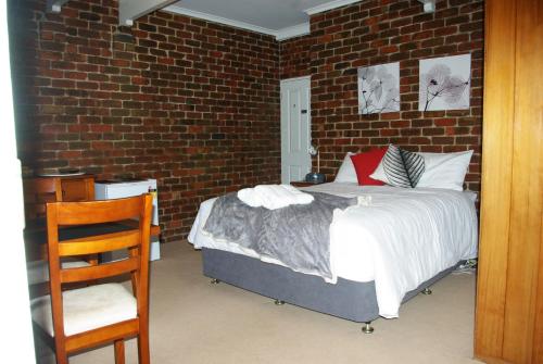 
A bed or beds in a room at Greenvale Holiday Units
