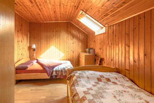 1 Schlafzimmer mit 2 Betten in einer Holzhütte in der Unterkunft House Moose't Getaway, Kranjska Gora in Kranjska Gora