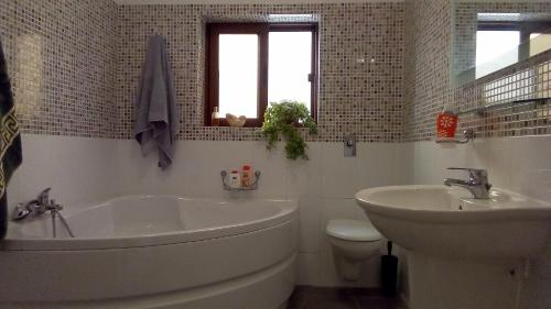 a bathroom with a tub and a sink and a toilet at Rubis in Victoria