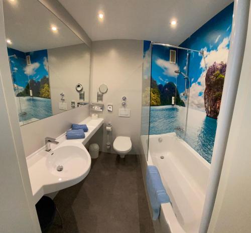 オーバーシュライスハイムにあるHotel Blauer Karpfenのバスルーム(洗面台、トイレ、バスタブ付)