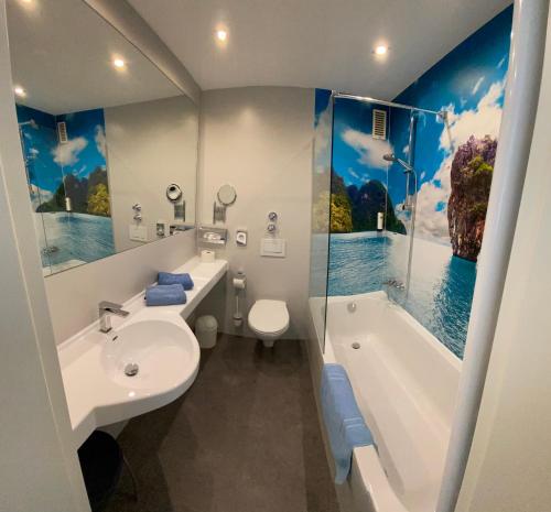 Koupelna v ubytování Hotel Blauer Karpfen