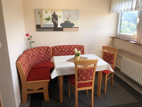 comedor con mesa y sillas en Ferienwohnung Waldruhe, en Hessisch Oldendorf