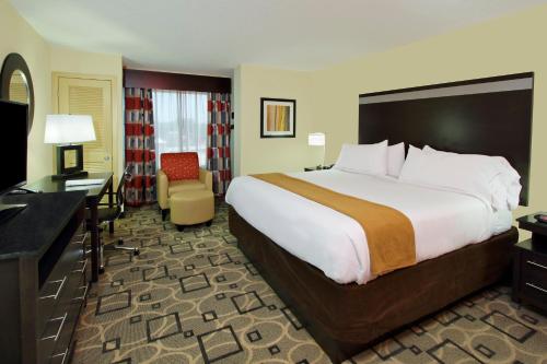 Llit o llits en una habitació de Holiday Inn Express Augusta Downtown, an IHG Hotel